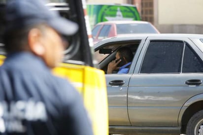 La utilización del teléfono produce cuatro diferentes tipos de distracciones: la visual, la manual, la auditiva y la cognitiva; por eso el nivel de riesgo es alto. (EL SIGLO DE TORREÓN)

