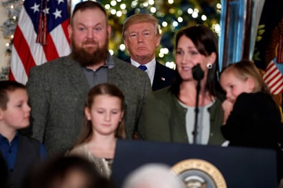 Vigila. Donald Trump escucha a una familia de EU que apoya el plan fiscal y sus beneficios. (AP)