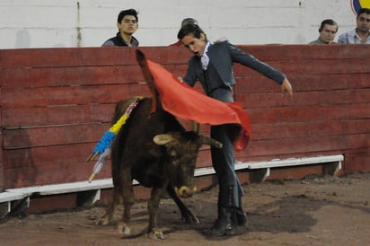 La próxima oportunidad de Gilio será el 20 de diciembre. Arturo Gilio falla con la espada y deja ir una oreja