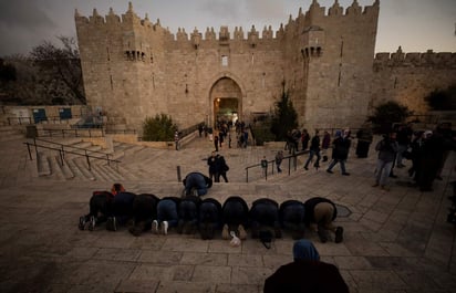 Palestinos rezan ante la Puerta de Damasco en la zona palestina de Jerusalén ayer, durante una protesta. (EFE)