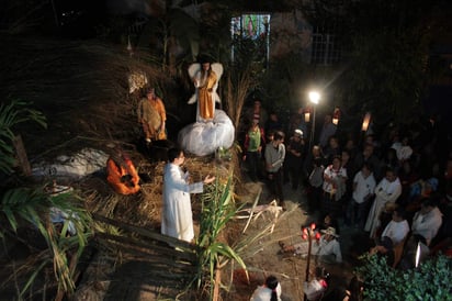 En algunos casos todavía se conservan parte de las tradiciones originales, como lo son los cantos, la comida y en algunas ocasiones los nacimientos. (ARCHIVO)