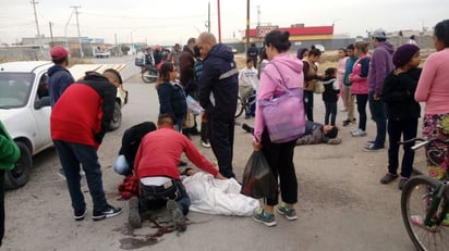 Según algunos testigos, la unidad responsable fue la motocicleta, ya que salió por la calle Bromo sin respetar la preferencia.  (EL SIGLO DE TORREÓN) 