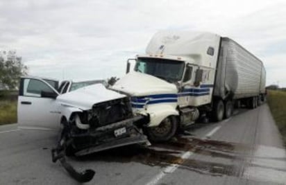 Los elementos de la Policía estatal viajaban de Reynosa a Ciudad Victoria, cuando se registró el percance automovilístico contra un tráiler. Personal de la PGJT estableció contacto con los familiares de los policías, tres de ellos de la Ministerial y uno de la Investigadora, para manifestarles condolencias. (ESPECIAL)