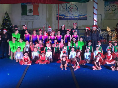 Un total de 52 gimnastas laguneras que oscilan entre los 2 años y medio y los 14 años de edad, dieron una demostración de lo aprendido a lo largo del año, realizando diferentes rutinas de gimnasia y baile, acompañadas por tradicionales canciones navideñas.  (EL SIGLO DE TORREÓN)