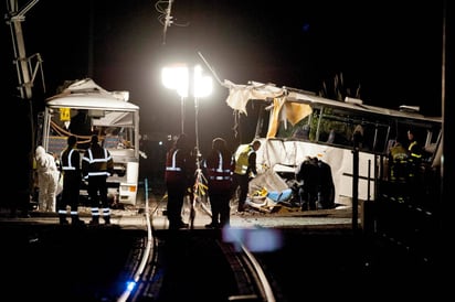 Testigos. Pasajeros de un segundo autobús escolar presenciaron el accidente. (EFE)