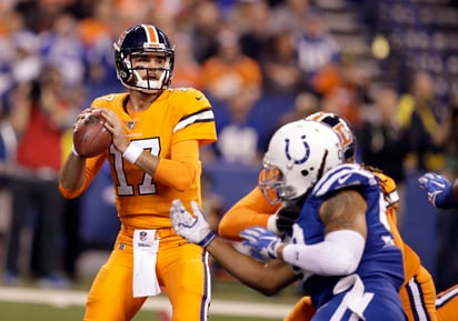 El quarterback Brock Osweiler anotó un touchdown por tierra por Denver y lanzó para dos más para guiar a los Broncos a una victoria de 25-13 sobre los Colts en Indianápolis. (AP)