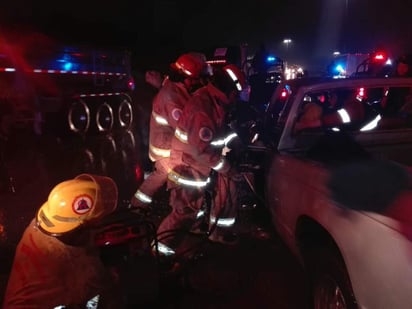 Hasta el lugar arribaron los cuerpos de rescate, siendo el personal de Bomberos quienes comandados por Alonso Gómez, titular de Protección Civil en Gómez Palacio, realizaron las maniobras para sacar a los jóvenes de la cabina, empleando las llamadas 'quijadas de la vida'. (EL SIGLO DE TORREÓN)