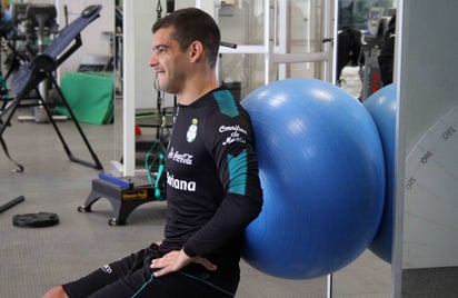 El defensa Gerardo Alcoba se prepara en el gimnasio del TSM dentro de los trabajos de pretemporada que actualemente realiza el Club Santos Laguna. (Cortesía)