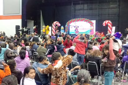 Festejo. Niños de Gómez Palacio reciben regalos y se divierten en la posada navideña. (EL SIGLO DE TORREÓN)