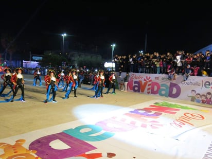 Laguneros disfrutan desfile navideño 'Dulce Navidad'