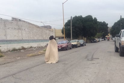 En calles. Aunque por las noches se resguardan en los albergues, por el día los indigentes prefieren deambular por las calles. (ANGÉLICA SANDOVAL)