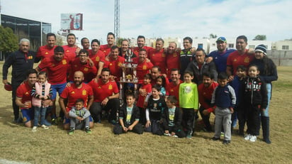 En compañía de sus familiares, los ahora monarcas de la Liga Matías Román festejaron en grande el triunfo conseguido en su propio campo. El Parque España se corona en la Matías