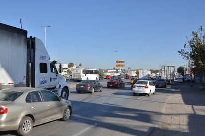 El cerdo generó cos vial en el Periférico de Torreón. (ARCHIVO) 