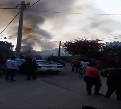 Poco después de las 14:00 de este lunes, una fuerte detonación, en la esquina de las calles Libertad y Colima, en la colonia San Miguel Otlica, en el barrio San Juan, volvió a cimbrar la llamada capital de la pirotecnia. (ESPECIAL)