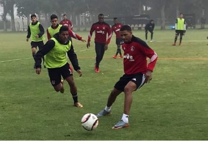 El peruano Alexi Gómez (d) llega procedente del Universitario de Deportes de su país. (Cortesía)