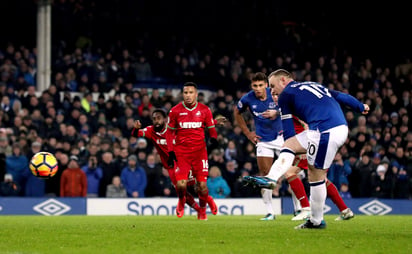 Wayne Rooney marcó de penal el tercer gol del Everton sobre Swansea. (AP)