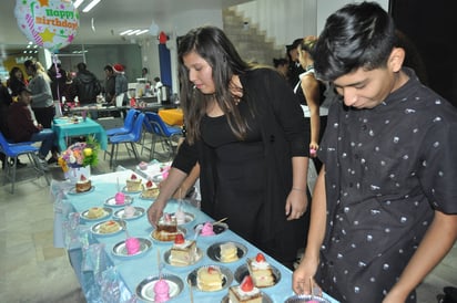 Innovadores. Ayer el Icep Torreón realizó su Feria de Emprendedores en la que participaron 90 alumnos de primer semestre. (GUADALUPE MIRANDA)