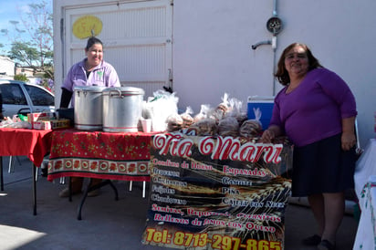 Promoción. Con Feria de Emprendedoras, mujeres buscan que la gente conozca los productos que ofrecen. (EDITH GONZÁLEZ)