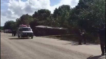 Un accidente carretero en Quintana Roo dejó como saldo preliminar al menos once turistas muertos. (TWITTER)