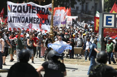 En desacuerdo. Pese a huelgas y protestas, la Cámara de Diputados aprobó el proyecto del oficialismo. (EFE)