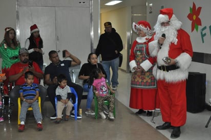 Sorpresa. Los pequeños recibieron con emoción a los señores ‘Claus’, quienes les dieron regalos. (GUADALUPE MIRANDA)