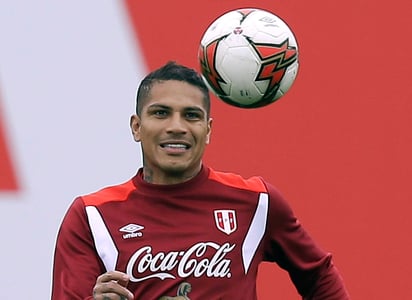 El peruano Paolo Guerrero podrá disputar la próxima Copa del Mundo con su país tras reducir la sanción que acarreaba por un positivo en control antidopaje. (ARCHIVO)