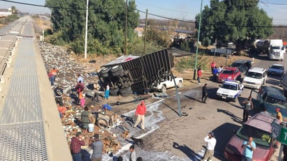 El accidente se registró minuto antes de las 15:00 horas en el cruce de las vías férreas de la carretera Jabonoso y Gregorio García.  (EL SIGLO DE TORREÓN)