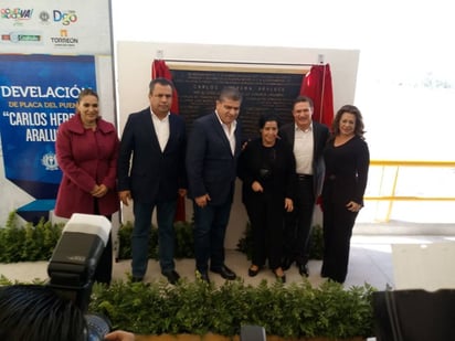 Honor. Los gobernadores de ambos estados, así como los alcaldes de Torreón y Gómez Palacio, presidieron la ceremonia. (CORTESÍA)