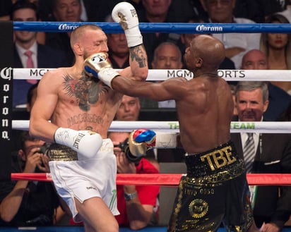 En su última pelea en el boxeo, Floyd Mayweather (d) derrotó sin problemas a Connor McGregor (i), campeón de artes marciales mixtas. Altas probabilidades de que Floyd pelee en la UFC: White