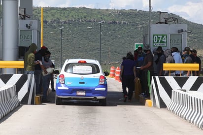 Tierras. Los ejitararios decidieron levantar el bloqueo en una de las casetas de la supercarretera. (EL SIGLO DE TORREÓN)