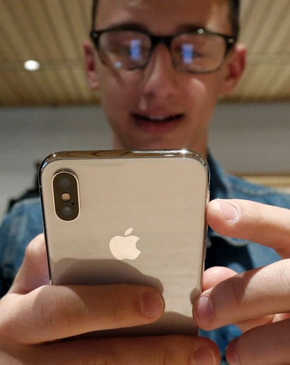  Si has notado que el rendimiento de tu equipo iPhone ha bajado últimamente, este efecto tiene una explicación y viene justo de sus creadores. (ARCHIVO)