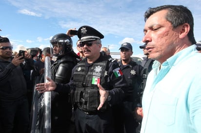 'Hoy no haremos nada, nosotros nos retiramos por hoy, pero platiquen con las autoridades y lleguen a un acuerdo', dijo el Comisariado de la Policía Federal Rafael Carreón Garrido. (LEÓN CARMELO ALVARADO)