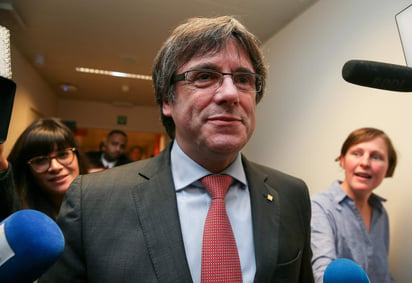 Puigdemont hizo su primera valoración de los resultados sobre un fondo en el que se leía 'Generalitat de Catalunya. Gobierno legítimo' junto a los exconsejeros que le acompañan en Bélgica, tanto Clara Ponsatí y Lluís Puig, de 'Junts per Catalunya', como Meritxell Serret y Toni Comín, de ERC. (EFE)