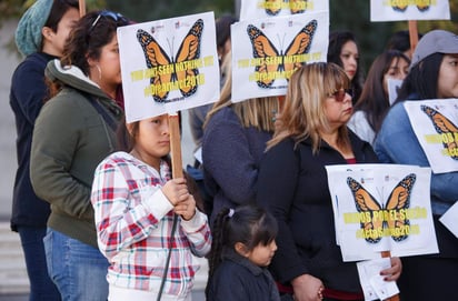 Se argumenta el daño que la rescisión causa a los beneficiarios del programa DACA, sus familias y, en general, a la comunidad mexicana en Estados Unidos. (ARCHIVO)