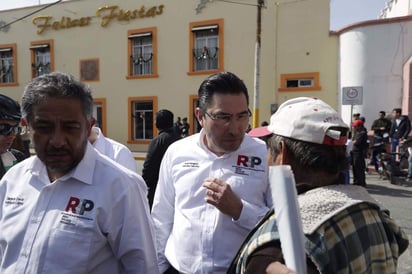 Hoy, el ex subsecretario de Educación Básica de la SEP en el sexenio de Felipe Calderón Hinojosa asistió a un evento de López Obrador en Tezontepec de Aldama donde portó una camisa blanca con las siglas de las RSP. (EL UNIVERSAL)