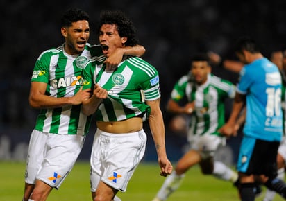 Alan Santos (i) celebra un gol de su compañero Nery. (Archivo)