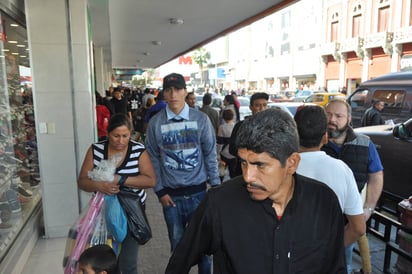 Tiempo. Cientos de laguneros salieron a las calles para realizar las compras de último momento, previo a la Navidad. 