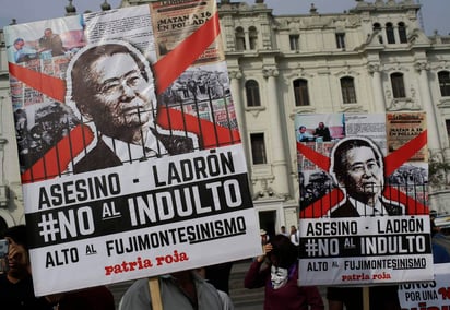 La marcha más multitudinaria, con unas 6,000 personas, se celebró en Lima y terminó con al menos un detenido por la Policía, cuyos agentes intentaron dispersar la movilización con gases lacrimógenos a pesar de que se realizaba de manera pacífica. (AP)