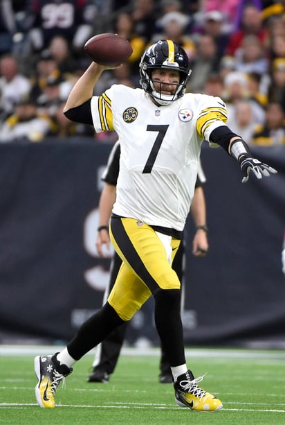 Ben Roethlisberger mandó dos pases de anotación ayer. Steelers aseguran descanso en playoffs