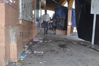 Limpian desde temprano. Al menos en el Centro y particularmente al exterior del mercado José Ramón Valdés, el personal de limpieza dijo que comenzó a recoger desde las 7 de la mañana. (EL SIGLO DE TORREÓN)