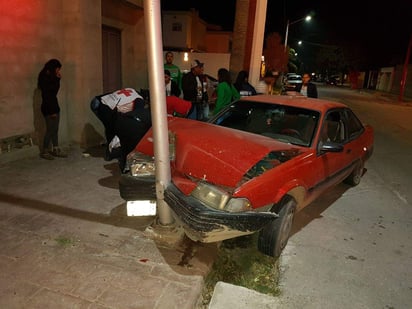 Una ambulancia de la Cruz Roja arribó al lugar del accidente para atender a los pasajeros del automóvil. (EL SIGLO DE TORREÓN)