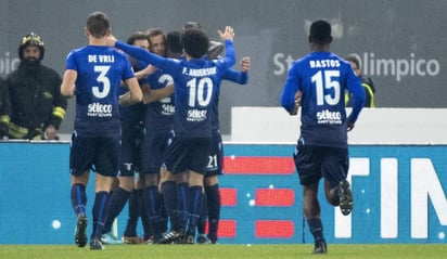 Los jugadores de la Lazio celebran el gol de Senad Lulic al minuto 5. (EFE)