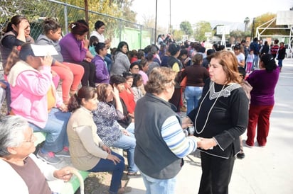 Apoyo. Las autoridades de Lerdo estuvieron otorgando pollos a los habitantes de Álvaro Obregón y el ejido La Luz, en Lerdo. (CORTESÍA)