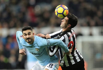 El equipo del español Pep Guardiola, que sumó su decimoctava victoria consecutiva en el torneo, sacó tajada del segundo pinchazo consecutivo del United, que el martes empató en Old Trafford ante el Burnley, para aumentar aun más su ventaja al frente de la clasificación. (AP)