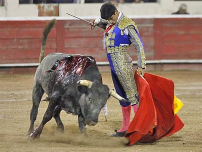 Para esta primera fecha del 2018, abrirá plaza el triunfador Luis Manuel Castellanos, quien apenas hace unos días cerró su año con un triunfo en la corrida mixta en la que participó en Atitalaquia, Hidalgo, cortando una merecida oreja y ganándose las palmas del respetable. (ARCHIVO)