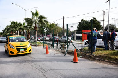 Sin permiso. Elementos de Inspección y Verificación multan a empresa que montó una valla en camellón y cerró retornos. (JESÚS GALINDO)