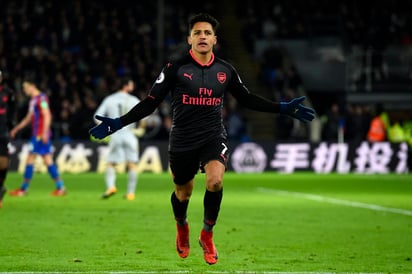 Alexis Sánchez, del Arsenal, celebra uno de sus goles. (EFE)