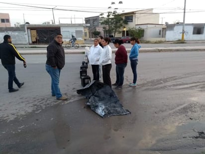 Durante la protesta, se colocaron cajas, rejas y algunos costales para impedir el paso de los automóviles. (ANGÉLICA SANDOVAL)