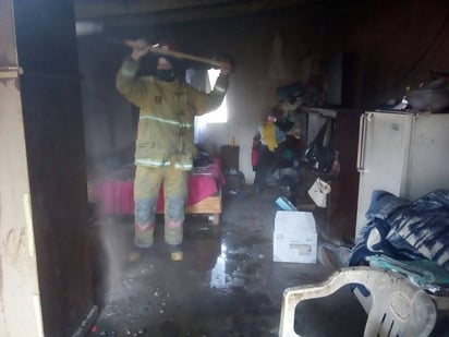 Fuego. Llamas consumen vivienda en el ejido La Popular.