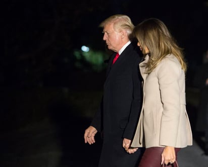 Retorno. Anoche, Trump y su familia arribó a la Casa Blanca, luego de sus días de descanso. (AP)